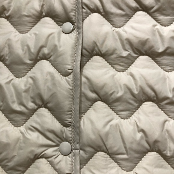 💕Host Pick💕Beige Quilted Hooded Vest - Picture 8 of 17